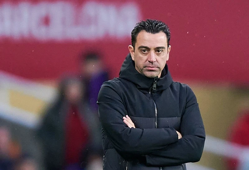 HLV Xavi Hernandez phủ nhận tin đồn Barcelona đang xem xét sa thải ông.