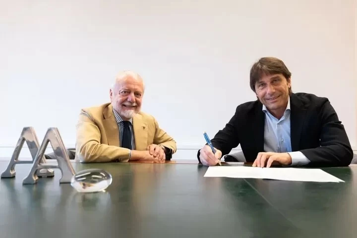conte-9693-jpg Ông bầu Aurelio de Laurentiis và HLV Antonio Conte trong buổi ký kết hợp đồng